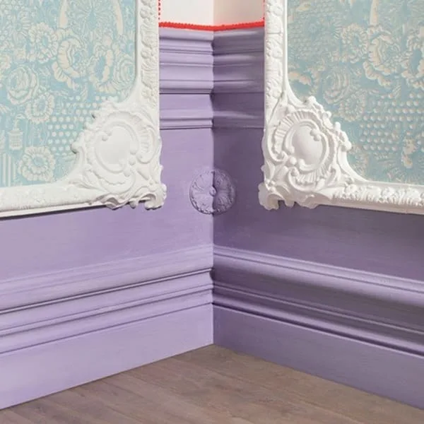 Orac P3020A coving in a room corner, ornate white molding with lavender walls