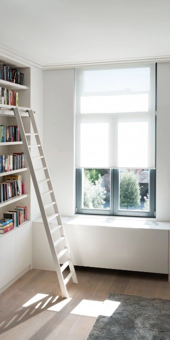 Orac Decor C391 Coving in a bright modern room with a window, blinds and bookshelf anchor