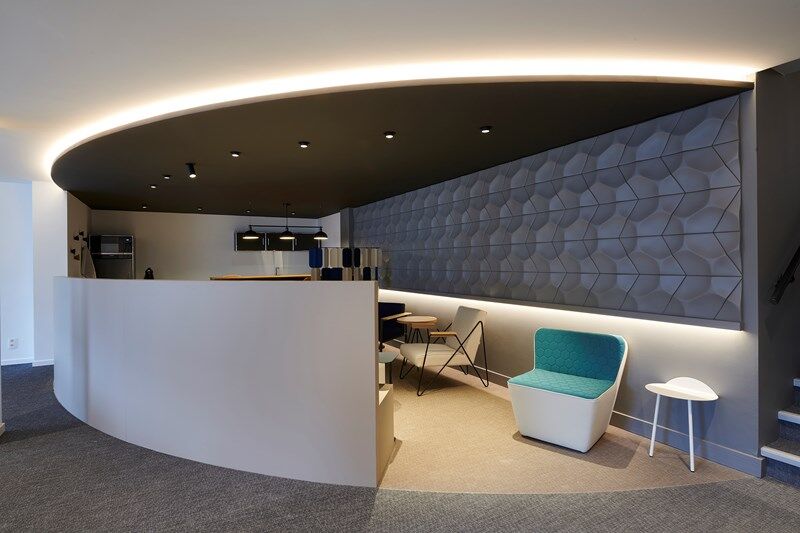 NMC 02 002644 panel moulding on wall corner in modern office reception area