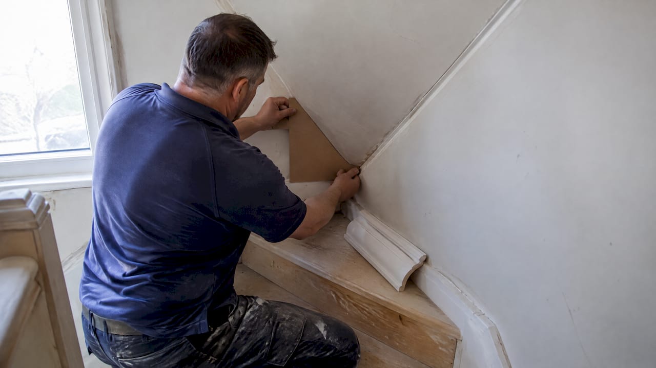 Installer dry-fitting stair winder template